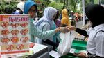 Warga Serbu Pasar Murah di Cempaka Putih