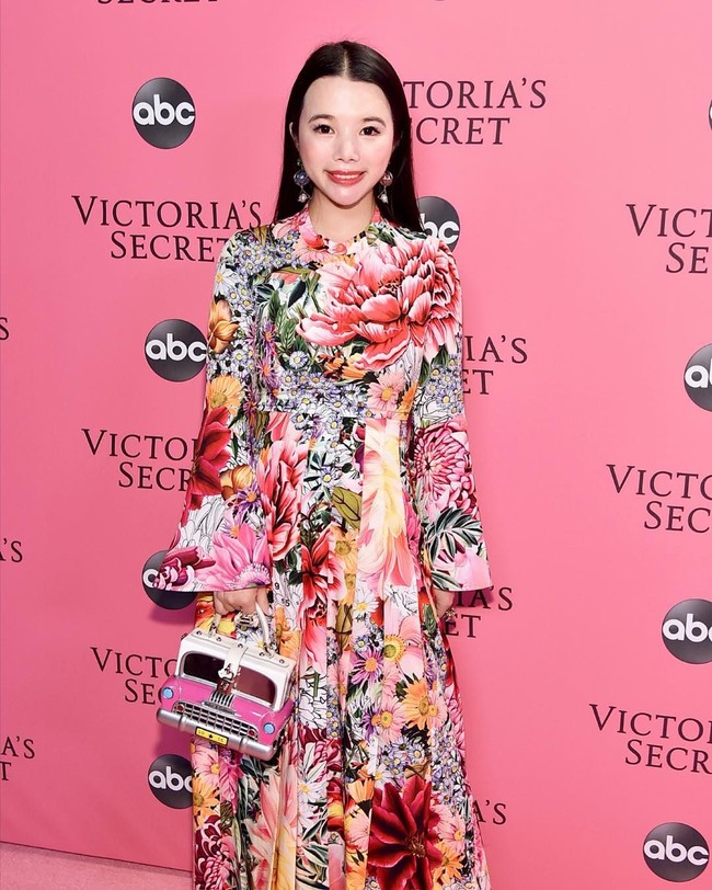 Selain dalam bidang fashion, Wendy Yu diketahui menjadi investor di sektor teknologi yakni Didi (aplikasi transportasi China) dan Tujia (aplikasi penginapan China). Aku sangat tertarik di bidang fashion, seni, dan pemberdayaan wanita, juga pendidikan anak, ungkapnya dilansir SCMP. Foto: instagram @wendyyu_official