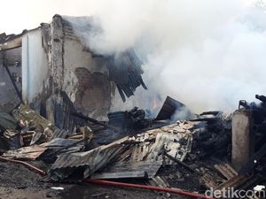Pabrik Kerupuk Rumahan di Medaeng Terbakar, Asap Membubung Tinggi