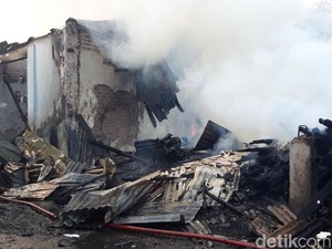 Pabrik Kerupuk Rumahan di Medaeng Terbakar, Asap Membubung Tinggi