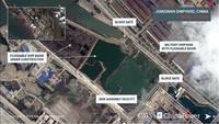 Para pengamat menyatakan bahwa meski sulit dipastikan, namun ukuran dan skala kapal yang sedang dirakit ini secara kuat mengarah pada kapal induk ketiga dan terbaru China yang sangat diantisipasi dan disebut sebagai Type 002 yang dipekirakan akan memiliki berat 80 ribu - 85 ribu ton. Foto: CSIS/ChinaPower/Maxar Technologies 2019/Handout via REUTERS