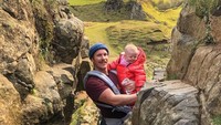 Selama pendakian, Debora dan Scott akan bergantian menggendong Lara. Mereka memakaiakan Lara jaket yang tebal serta penutup kepala supaya tetap hangat. Dan Mereka akan berhenti di tempat teduh untuk menyusui ataupun mengganti popok. (Caledonian Wayfarer/Facebook)