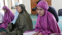 Tangan mereka terampil meraba Alquran Braille lembar demi lembar. Wajah mereka tampak khusyuk.