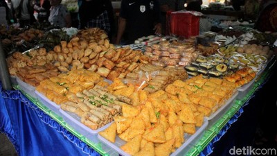 Laris Manis Takjil di Pasar Benhil