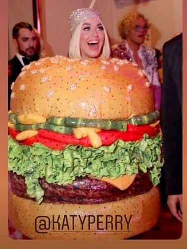 Katy Perry jadi burger di MET Gala 2019