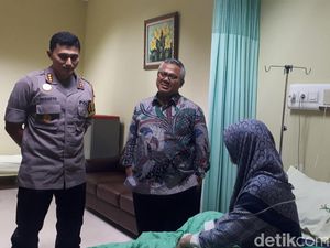 Ketua KPU Jenguk Ketua KPU Bekasi yang Sakit Saat Rekapitulasi