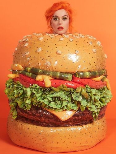 Katy Perry jadi burger di MET Gala 2019.