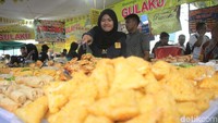 Aneka gorengan lengkap dijual disini.