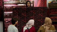 Beragam motif batik ditampilkan dalam Pagelaran Batik Nusantara 2019 yang diselenggarakan di JCC tersebut.