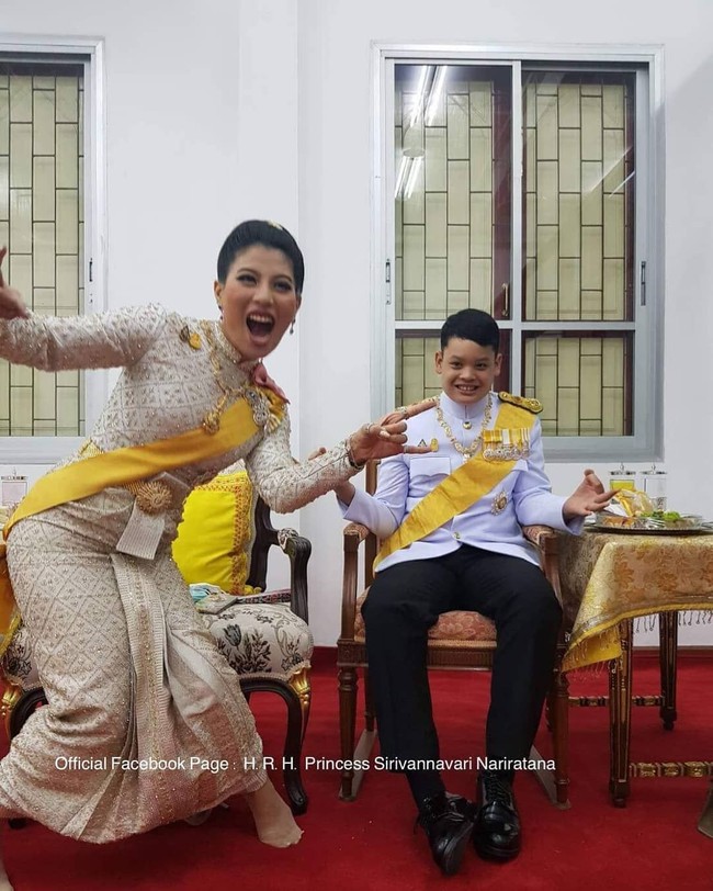 Momen tak biasa lainnya ditunjukkan Putri Sirivannavari saat penobatan raja. Dalam foto ini dia berpose dengan gaya rock n roll bersama adiknya.  Foto: Instagram