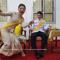 Momen tak biasa lainnya ditunjukkan Putri Sirivannavari saat penobatan raja. Dalam foto ini dia berpose dengan gaya rock n roll bersama adiknya.  Foto: Instagram