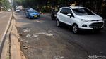 Duh, Jalan Rusak di Bekasi Bikin Macet