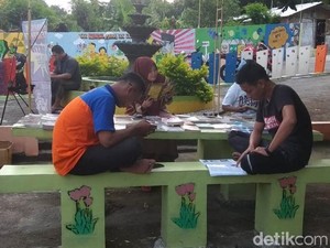 Baca Buku, Kegiatan Ngabuburit Favorit Pemuda di Lamongan