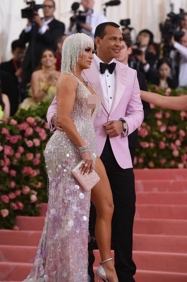 Yang juga menarik atensi dari penampilan J-Lo yang serba perak berkilauan itu adalah kalung dengan liontin besar berwarna ungu. Kalung tersebut datang dari brand Harry Winston. Foto: Jamie McCarthy/Getty Images