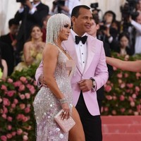 Yang juga menarik atensi dari penampilan J-Lo yang serba perak berkilauan itu adalah kalung dengan liontin besar berwarna ungu. Kalung tersebut datang dari brand Harry Winston. Foto: Jamie McCarthy/Getty Images