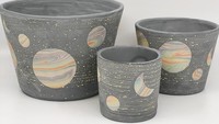 Satu set keramik ini tak kalah cantik. Mengusung tema antariksa, Sean menampilkan beberapa planet dan bulan pada keramik buatannya.  Foto: instagram @forestceramicco