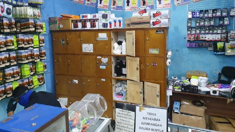 Geledah Toko di Bekasi, Densus Temukan 2 Bom Pipa Tanpa Pemicu Geledah Toko di Bekasi, Densus Temukan 2 Bom Pipa Tanpa Pemicu