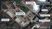 Menurut ChinaPower, unit CSIS yang merilis citra satelit itu, bagian haluan kapal yang berukuran raksasa dan bagian utama lambung kapal tengah dalam proses perakitan. Di sejumlah titik, tampak bagian lambung kapal memiliki lebar hingga 40 meter. Foto: CSIS/ChinaPower/Maxar Technologies 2019/Handout via REUTERS