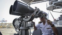 Prajurit Angkatan Laut Jepang memberi penjelasan tentang fitur dan fasilitas kapal JS Samidare saat open ship. ANTARA FOTO/Dhemas Reviyanto.