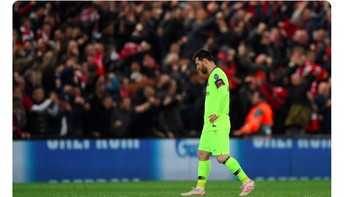 Lionel Messi berjalan sendirian. Foto: istimewa