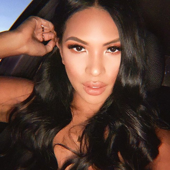 Foto tersebut pun mendapat kecaman dari pengguna media sosial lainnya. Tak hanya itu, Fine dan Fettle yang telah bermitra dengan blogger dan membagikan foto-fotonya di akun mereka sendiri juga memicu reaksi dari para pelanggan. Foto: Instagram @karylle