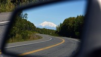 Ada hal unik mengenai waktu puasa di Alaska. Pasalnya di negara ini waktu puasa dapat berjalan panjang hingga hampir 20 jam di musim panas. Namun, di musim dingin waktu puasa di negara itu menjadi yang tercepat pasalnya umat Muslim di sana hanya menjalankan puasa selama 5 jam sehari. Lance King/Getty Images.