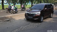 Kondisi jalan rusak tersebut semakin berbahaya di kala musim hujan. Menurut warga sekitar, saat kondisi jalan licin usai hujan tak sedikit pengendara motor yang jatuh ke jalan yang berlubang.