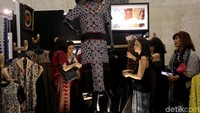 Sejumlah pengunjung nampak melihat beragam batik yang dipamerkan dalam Pagelaran Batik Nusantara 2019 di JCC, Jakarta, Rabu (8/5/2019).
