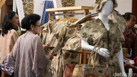 Beragam pakaian dengan motif batik memanjakan mata pengunjung yang hadir di pameran tersebut.