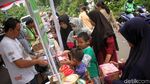 Warga Serbu Pasar Murah di Cempaka Putih