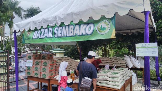 Ngabuburit di Masjid Agung Ciamis Sambil Belanja Sembako Murah
