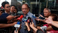 Mekeng menyatakan dirinya tak mengetahui soal aliran suap dari Samin Tan ke Eni. Dia juga menyatakan tak ada kaitan kasus ini dengan Partai