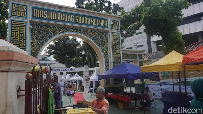 Takjil di Masjid Sunda Kelapa