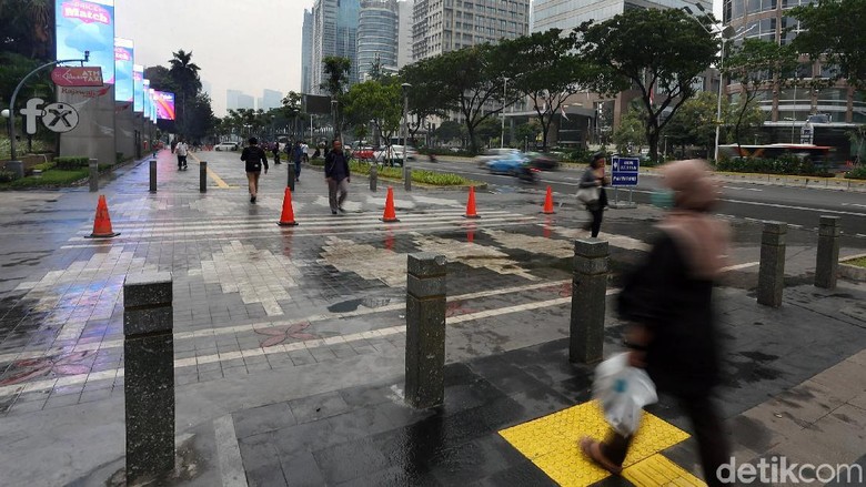 Pemprov DKI Sebut Pejalan Kaki Nyaman Jika Ada PKL di Trotoar Lebar Pemprov DKI Sebut Pejalan Kaki Nyaman Jika Ada PKL di Trotoar Lebar