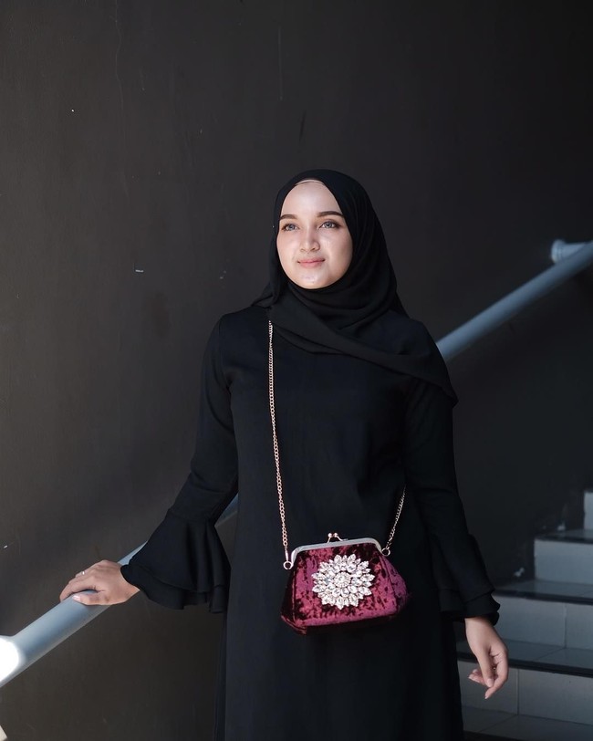 Memiliki 372 ribu followers, Khalida Makmoer kerap me-review produk kecantikan. Kini, ia juga sedang merintis bisnis hijab bernama Ayse Scarf. Foto: Instagram