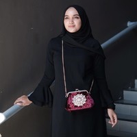 Memiliki 372 ribu followers, Khalida Makmoer kerap me-review produk kecantikan. Kini, ia juga sedang merintis bisnis hijab bernama Ayse Scarf. Foto: Instagram