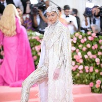 Gigi Hadid mengenakan jumpsuit dan mantel metalik rancangan Michael Kors. Penampilannya yang serba bling-bling, ditambah headpiece dan bulu mata dramatis membuat model 21 tahun ini terlihat seperti Ice Queen. Foto: Neilson Barnard/Getty Images
