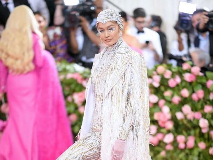 met gala NEW YORK, NY - MAY 02: Zayn Malik (L) and Gigi Hadid attend the Manus x Machina: Fashion In An Age Of Technology Costume Institute Gala at Metropolitan Museum of Art on May 2, 2016 in New York City. (Photo by Larry Busacca/Getty Images)
