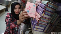 Ada pula Alquran dengan cover kain yang indah.