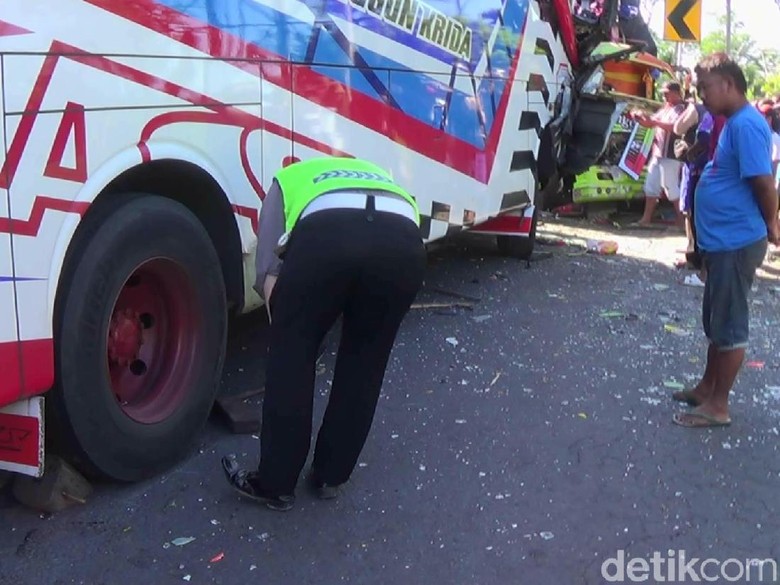 Adu Moncong Bus dan Truk di Probolinggo, Dua Sopir Tewas Terjepit Adu Moncong Bus dan Truk di Probolinggo, Dua Sopir Tewas Terjepit