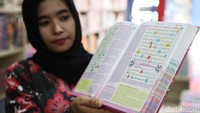 Seorang penjual memamerkan Alquran yang paling laris terjual.