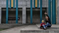 Aktivitas yang dilakukan seperti bermain layang-layang dan menikmati kesejukan taman Jakarta Islamic Centre menjadi alternatif untuk menghabiskan waktu jelang berbuka.