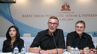 Presiden Direktur PT HM Sampoerna Tbk. (Sampoerna) Mindaugas Trumpaitis bersama Direktur Keuangan Sampoerna William Reilly Giff  dan Direktur Urusan Eksternal Sampoerna Elvira Lianita memaparkan kinerja bisnis Sampoerna selama tahun 2018, Kamis (9/5/2019). Foto: dok. Sampoerna
