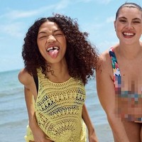 Wajah Symone Lu baru-baru ini juga mengisi kampanye retailer fashion Inggris, Primark. Di iklan itu, Symone tertawa lebar dan menunjukkan giginya yang tak rapi. Foto: dok. Primark