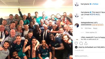 Harry Kane yang tak bermain pun larut dalam kegembiraan. “Tim ini. Tidak pernah menyerah,” Foto: istimewa