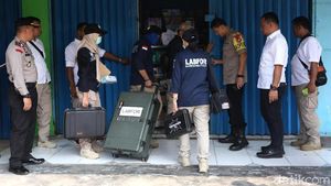 Suasana Olah TKP Toko HP di Bekasi yang Simpan Bom