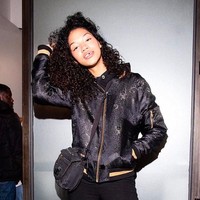 Senang melihat Primark menggunakan orang  yang nyata sebagai modelnya. Dengan begitu anak-anakku tak akan tumbuh dan berpikir mereka harus terlihat dengan cara tertentu, ujar seorang netizen. Lainnya menyukai aura positif yang diberikan Symone dengan senyum penuh percaya diri. Sangat bagus untuknya! Jadi diri sendiri tanpa penyesalan, orang-orang boleh beropini, tapi dirimu yang terpenting, jadi cintai dirimu sendiri! Foto: Instagram @symone_lu