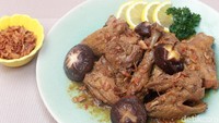 Agak berbeda dengan ayam kecap biasa, ayam kecap Singapura memakai jahe dan sedikit cabe sehingga rasanya pedas manis enak. Kamu bisa melihat resepnya di sini. Foto: Ari Saputra/detikcom