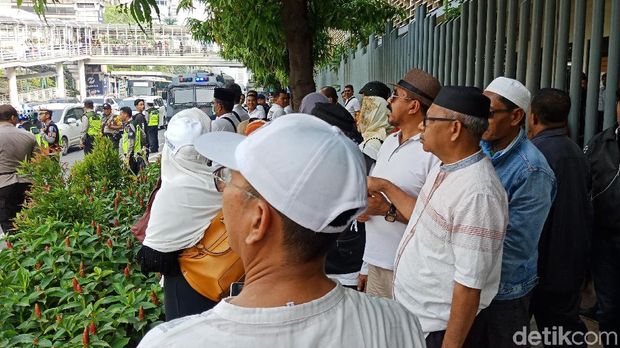 Massa dan penjagaan di gedung Bawaslu, Jl MH Thamrin, Jakpus, Kamis (9/5/2019)