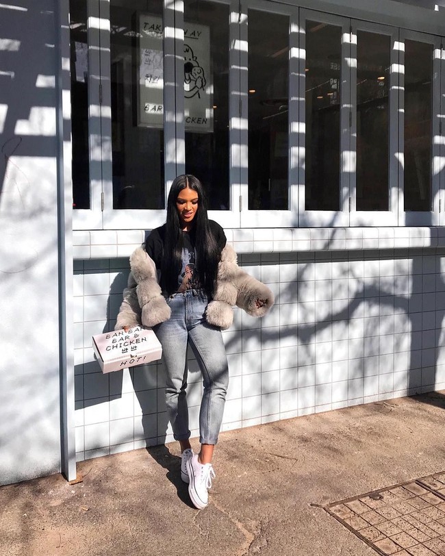 Itu dimaksudkan untuk mempromosikan sebuah restoran, bukan klub malam. Tidak ada yang bertentangan dengan gadis ini, tetapi saya tidak berpikir itu adalah citra yang tepat untuk sebuah restoran, kritik netizen. Foto: Instagram @karylle